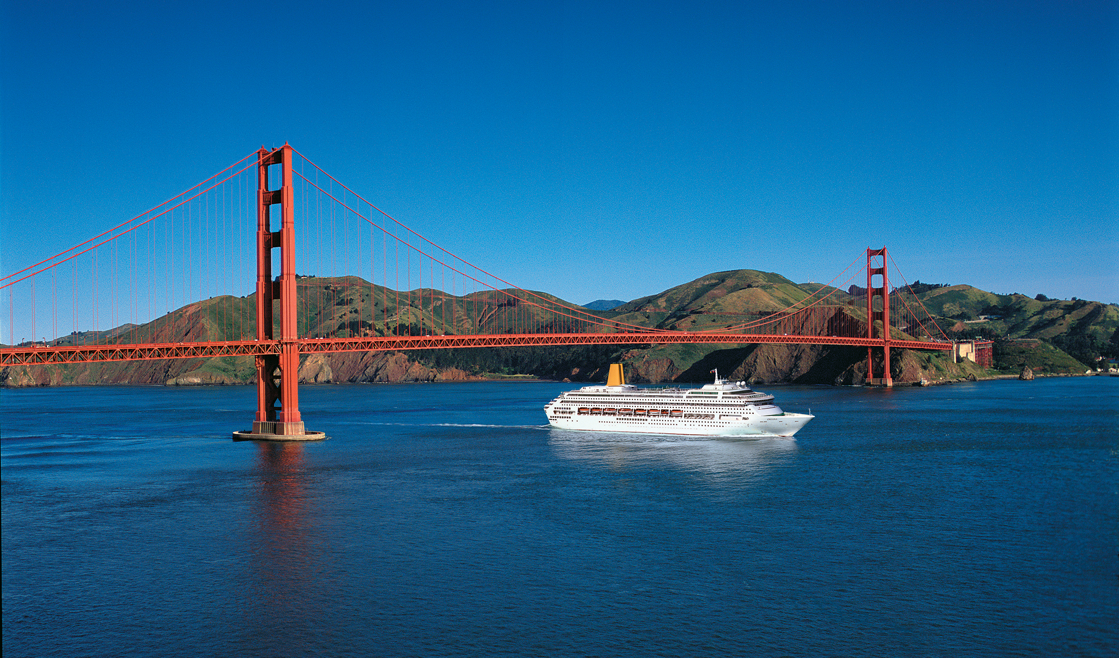 The P&O Oriana sails under the Golden Gate Bridge, San Francisco